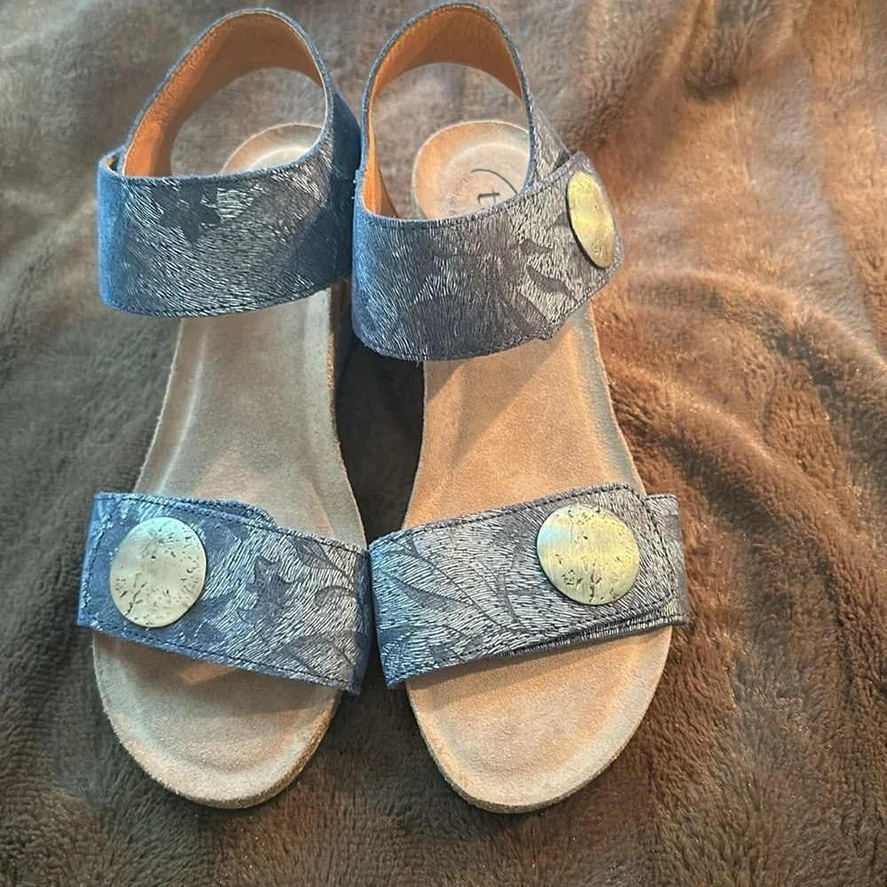 TAOS  Carousel 2 Blue Floral Leather Wedge Sz 7/7.5